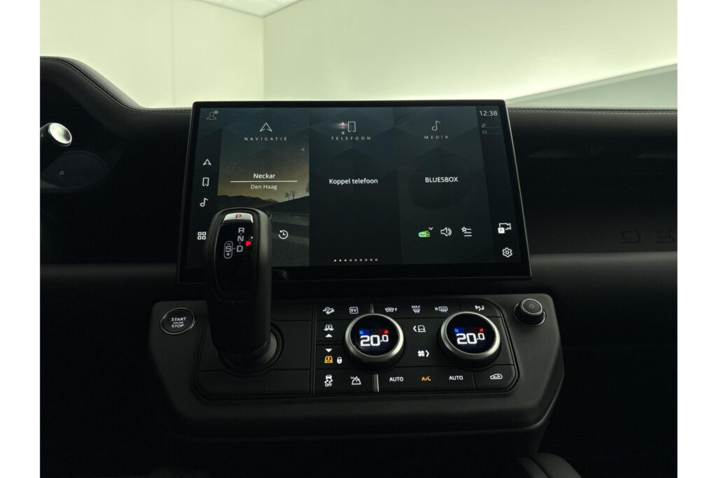 Land Rover Defender 110 P300e SE Dynamic Edition, foto 15 van 31