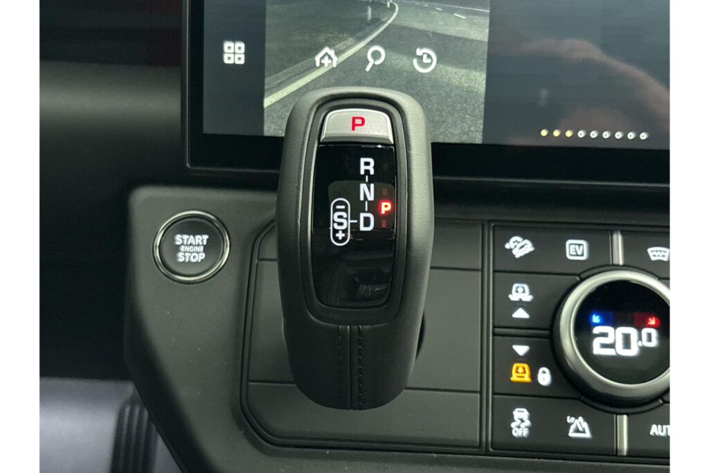 Land Rover Defender 110 P300e SE Dynamic Edition, foto 16 van 31