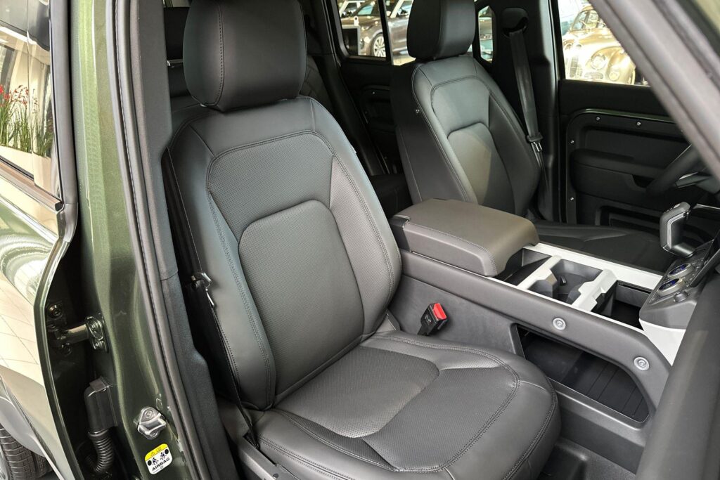 Land Rover Defender 110 P300e Forest Edition, foto 10 van 54