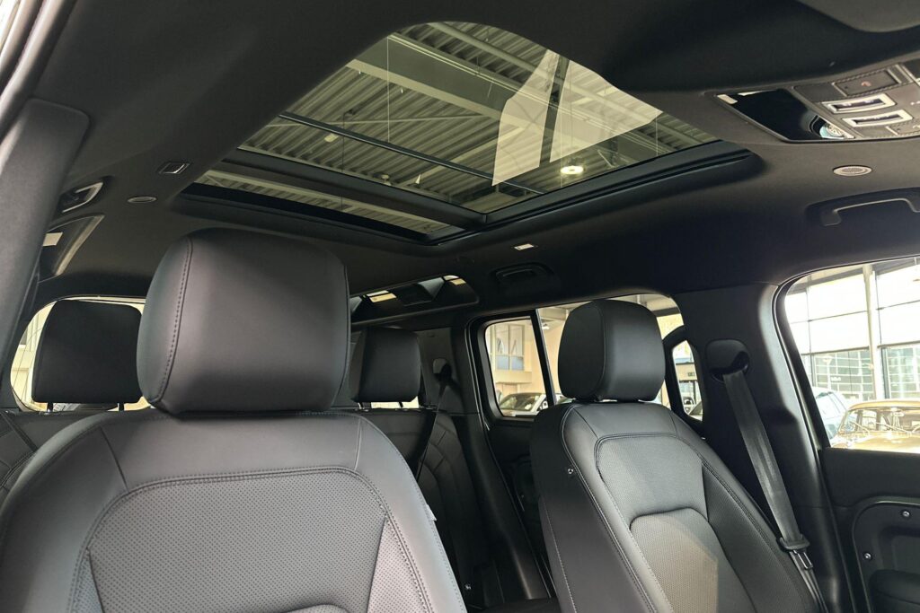 Land Rover Defender 110 P300e Forest Edition, foto 13 van 54