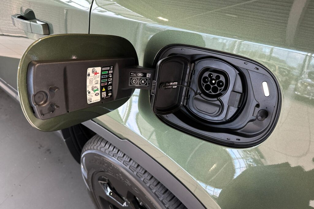 Land Rover Defender 110 P300e Forest Edition, foto 23 van 54