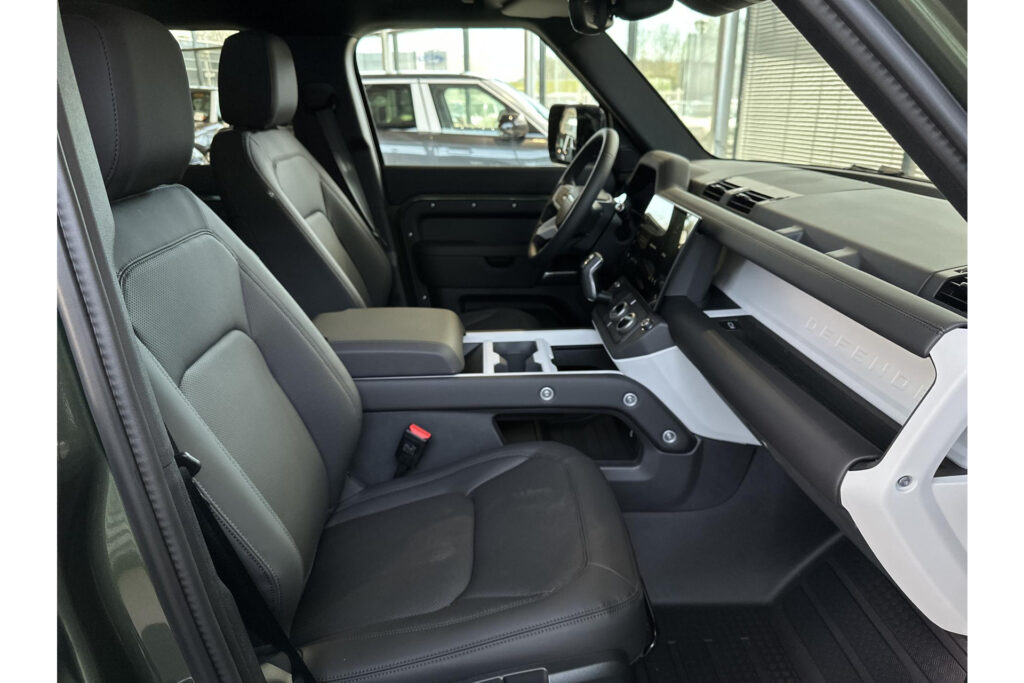 Land Rover Defender 110 P300e Forest Edition, foto 27 van 54