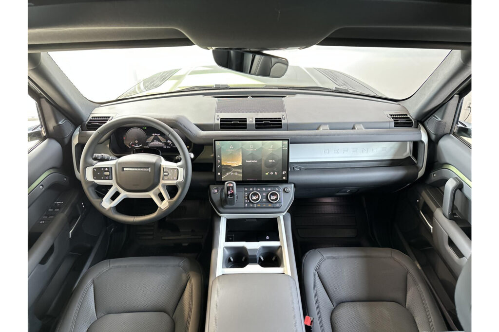 Land Rover Defender 110 P300e Forest Edition, foto 29 van 54