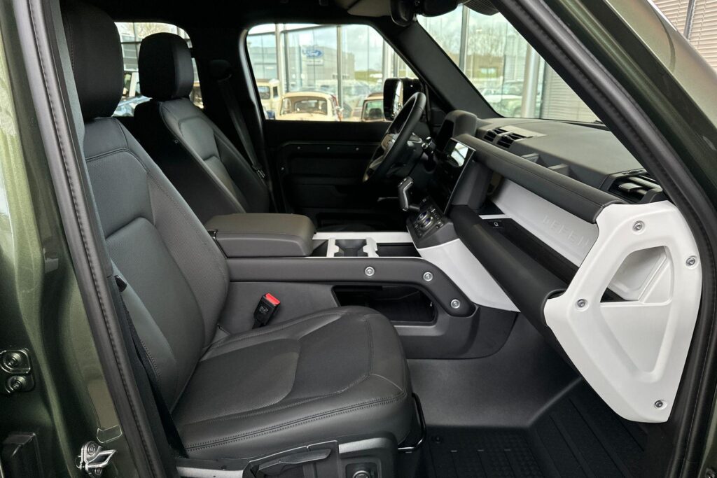 Land Rover Defender 110 P300e Forest Edition, foto 3 van 54