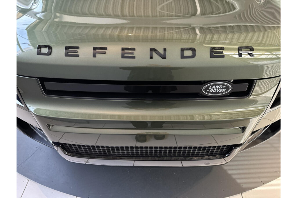 Land Rover Defender 110 P300e Forest Edition, foto 47 van 54