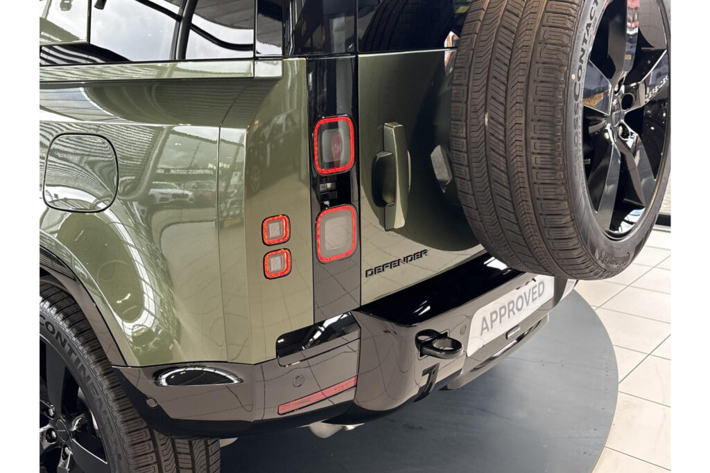 Land Rover Defender 110 P300e Dynamic HSE Edition, foto 22 van 41