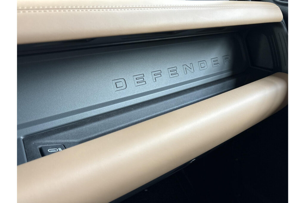 Land Rover Defender 110 P300e Dynamic HSE Edition, foto 28 van 41