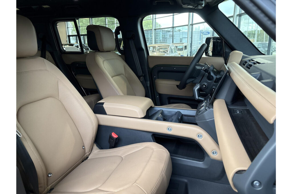 Land Rover Defender 110 P300e Dynamic HSE Edition, foto 3 van 41