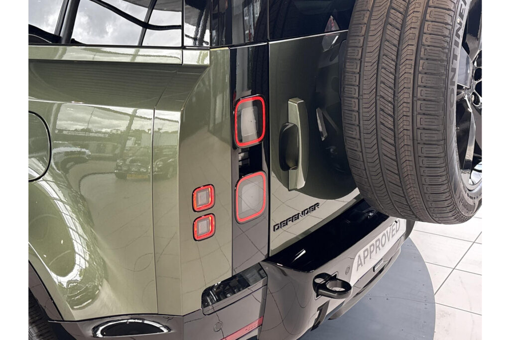 Land Rover Defender 110 P300e Dynamic HSE Edition, foto 23 van 39