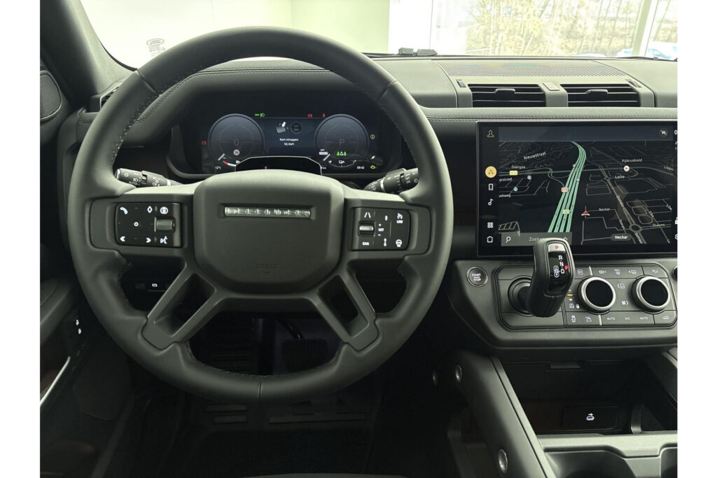Land Rover Defender 110 P300e Dynamic SE Edition, foto 16 van 23