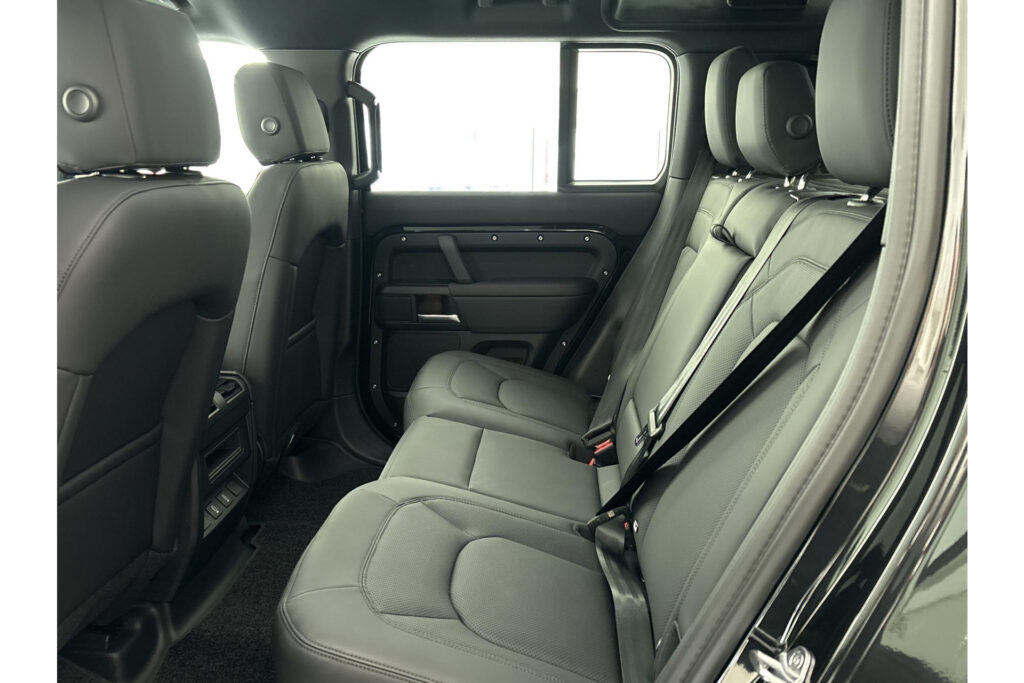 Land Rover Defender 110 P300e Dynamic SE Edition, foto 5 van 23