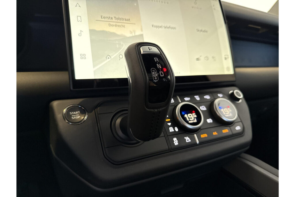 Land Rover Defender 110 P300e 110 Dynamic SE Edition, foto 16 van 25