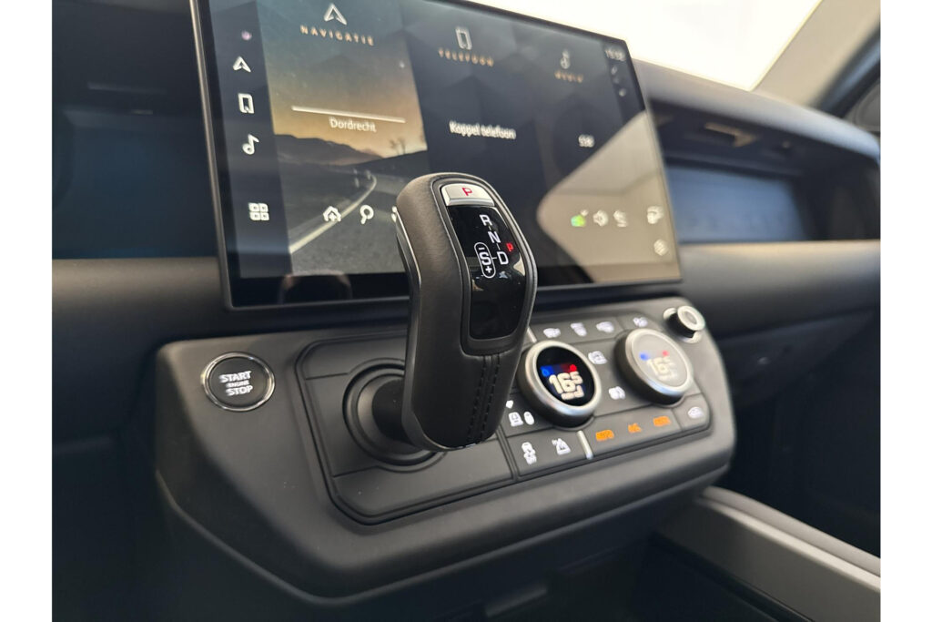 Land Rover Defender 110 P300e Dynamic SE Edition, foto 16 van 25
