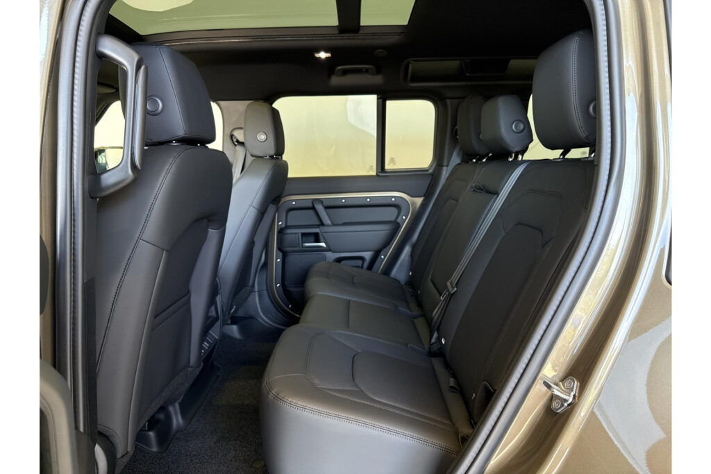 Land Rover Defender 110 P300e Dynamic SE Edition, foto 5 van 25