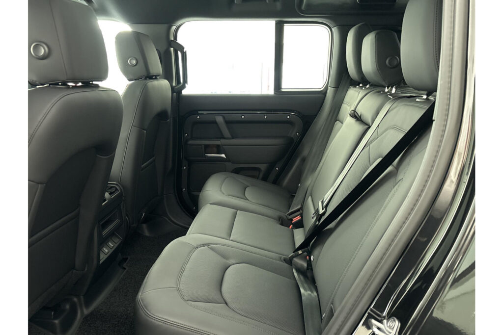 Land Rover Defender 110 P300e Dynamic SE Edition, foto 10 van 34
