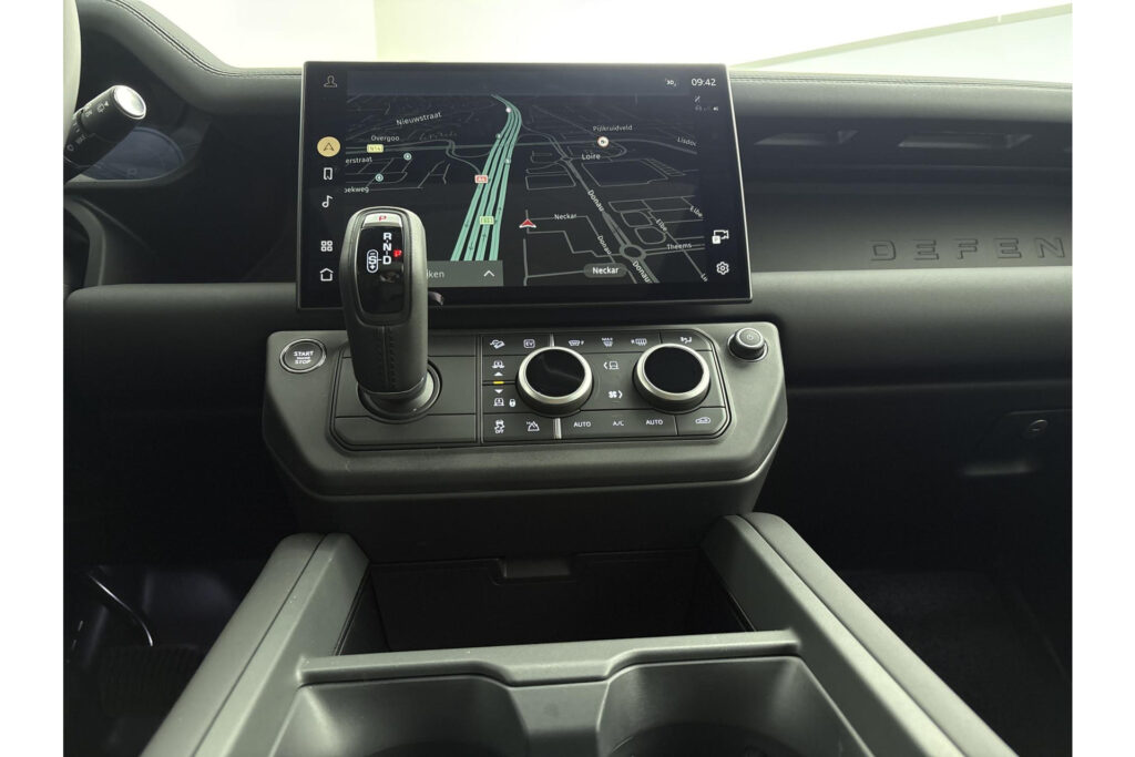 Land Rover Defender 110 P300e Dynamic SE Edition, foto 20 van 34
