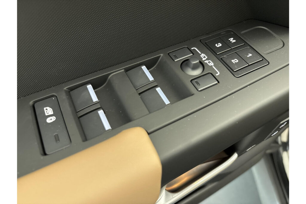 Land Rover Defender 110 P300e HSE Dynamic Edition, foto 15 van 42
