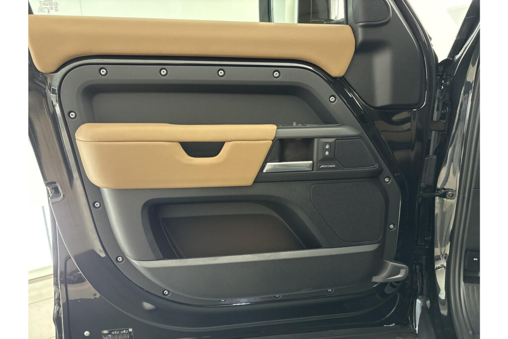 Land Rover Defender 110 P300e HSE Dynamic Edition, foto 29 van 42