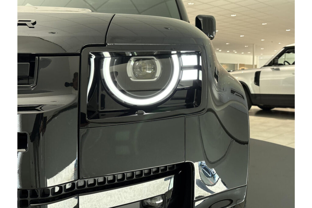 Land Rover Defender 110 P300e HSE Dynamic Edition, foto 37 van 42