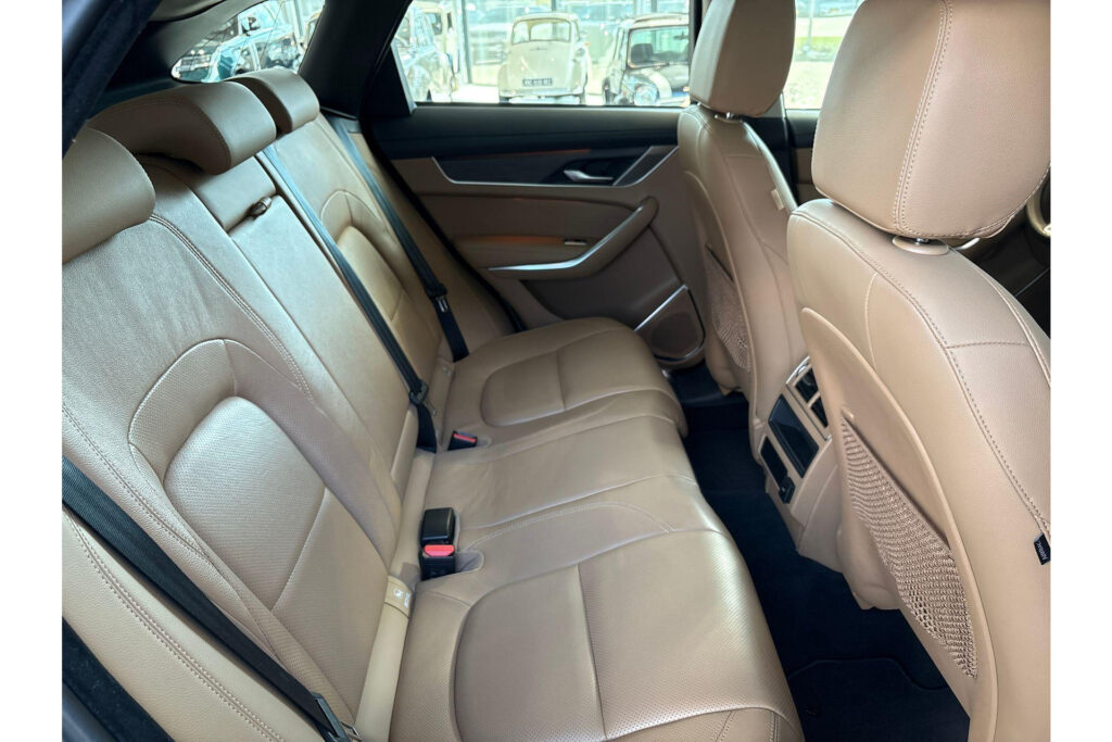 Jaguar F-PACE P400e S, foto 14 van 23