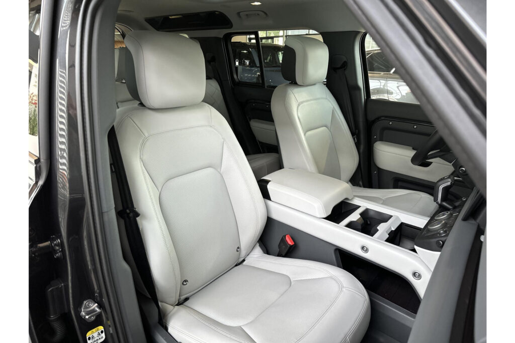 Land Rover Defender 110 P300e X-Dynamic HSE, foto 10 van 26