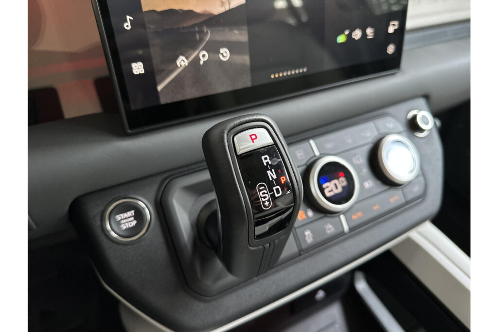 Land Rover Defender 110 P300e X-Dynamic HSE, foto 16 van 26