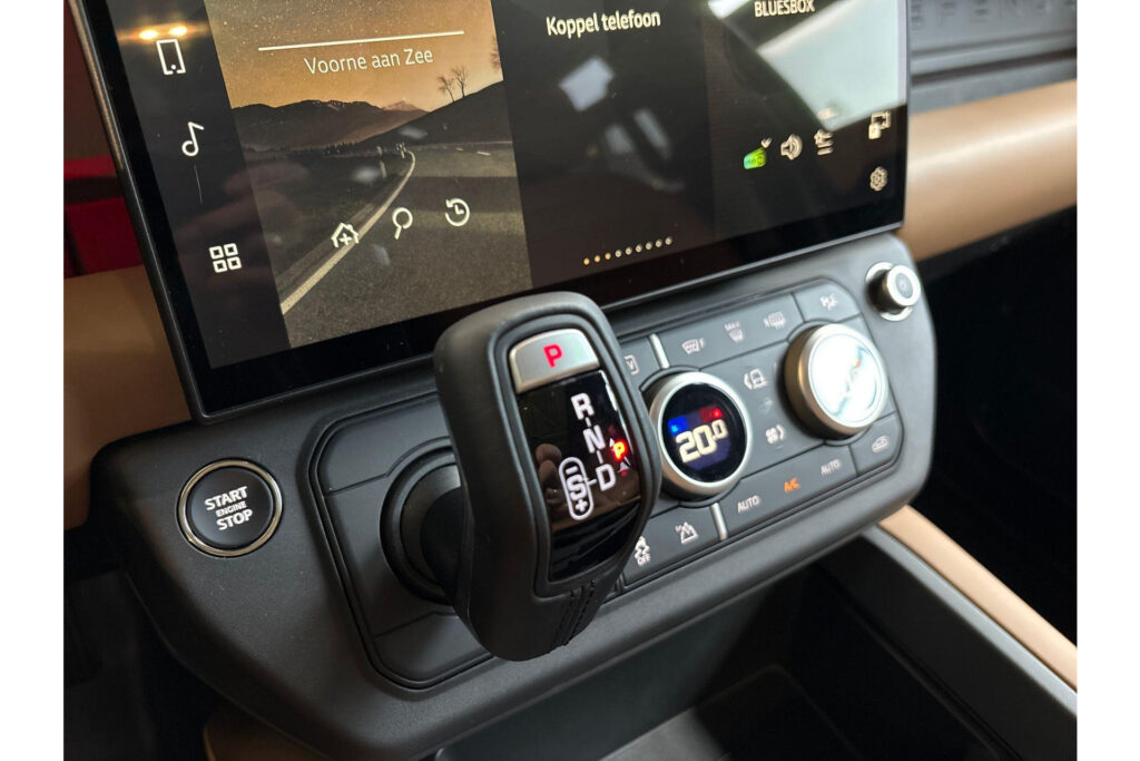 Land Rover Defender 110 P300e 110 X-Dynamic HSE, foto 16 van 26