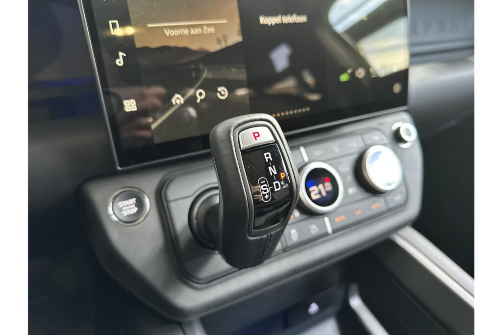 Land Rover Defender 110 P300e X-Dynamic HSE, foto 16 van 26