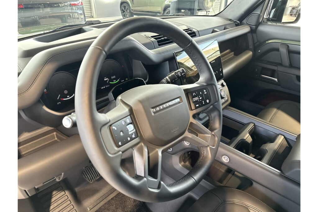 Land Rover Defender 110 P300e X-Dynamic HSE, foto 17 van 26