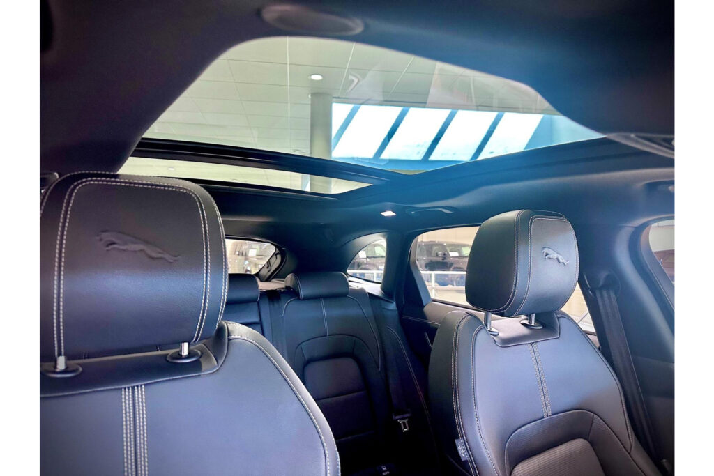 Jaguar F-PACE P400e R-Dynamic Black, foto 11 van 39