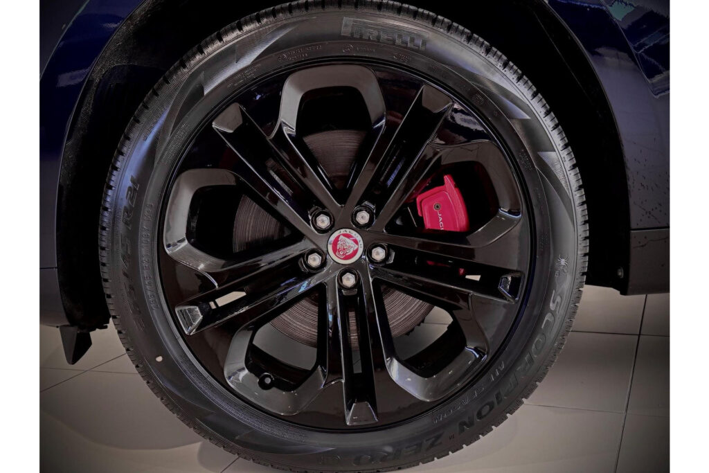 Jaguar F-PACE P400e R-Dynamic Black, foto 17 van 39