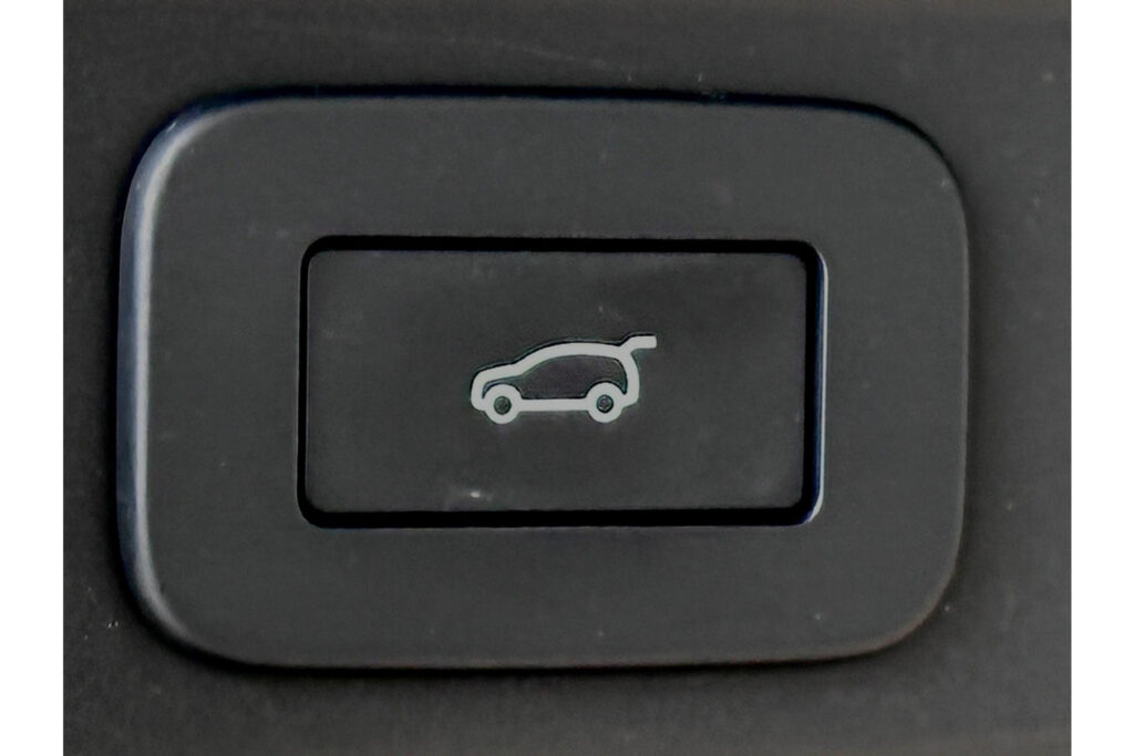 Jaguar F-PACE P400e R-Dynamic Black, foto 36 van 39