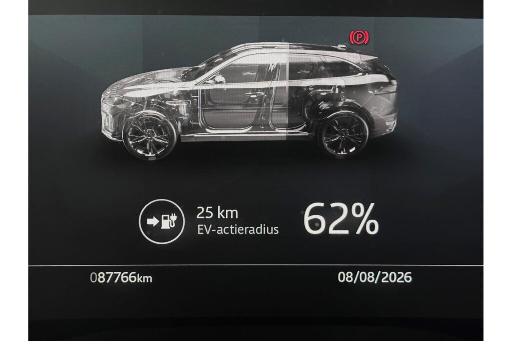 Jaguar F-PACE P400e R-Dynamic Black, foto 37 van 39