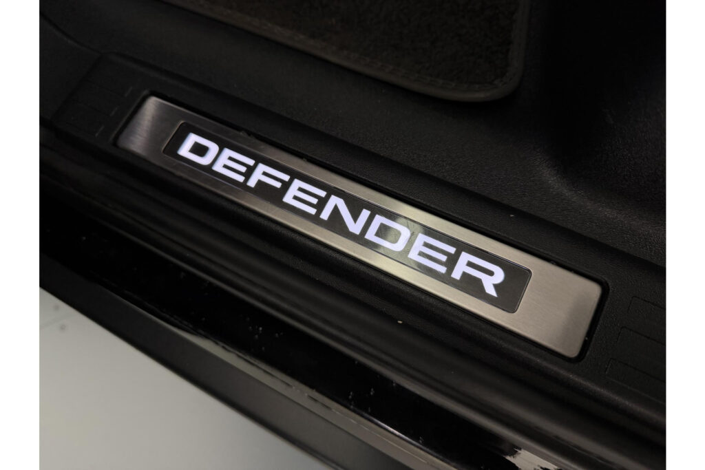 Land Rover Defender 110 P300e X-Dynamic HSE, foto 30 van 38