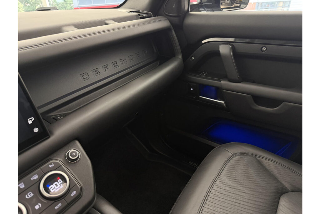 Land Rover Defender 110 P300e X-Dynamic HSE, foto 32 van 38